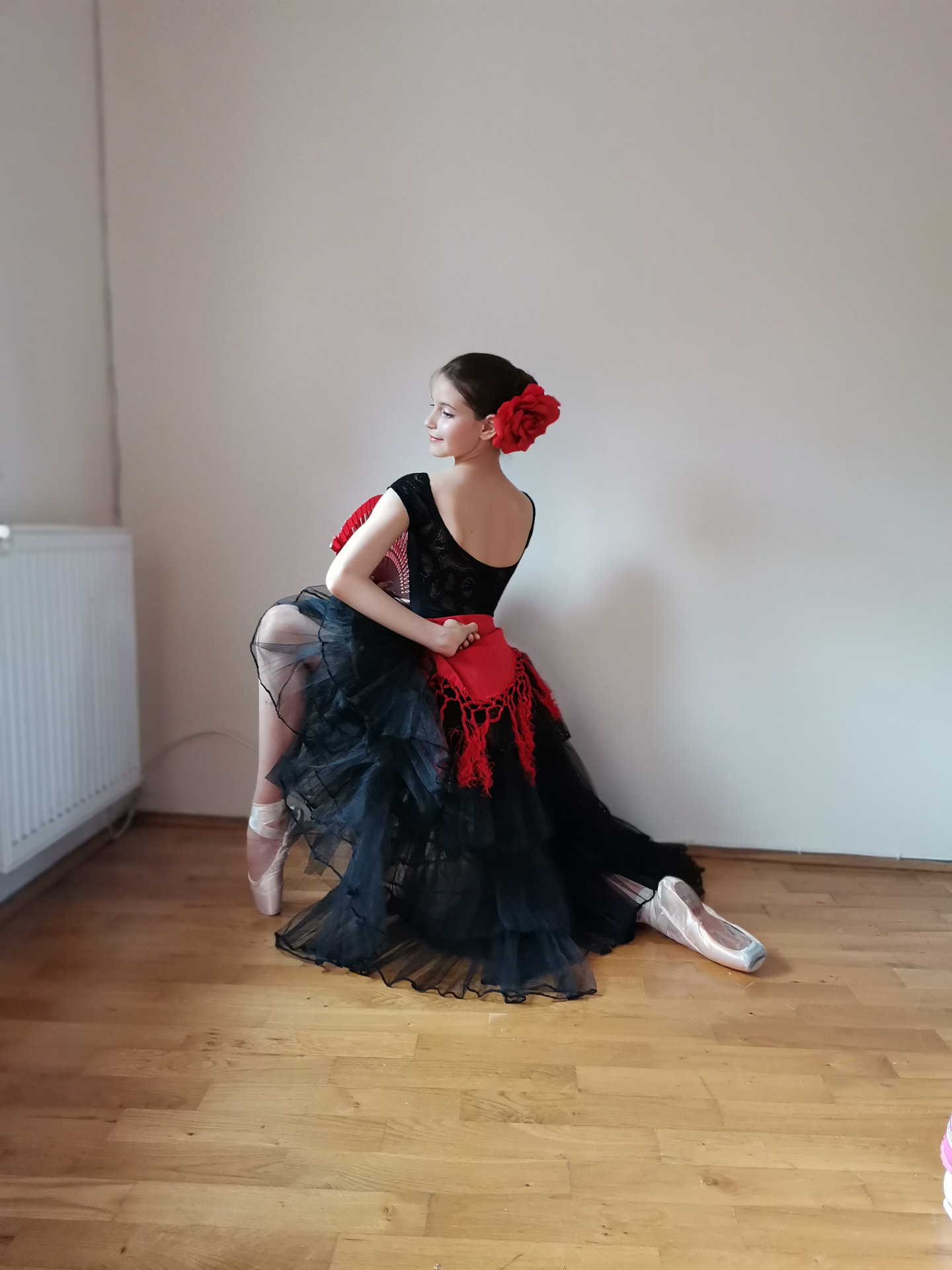 Tânără dansatoare într-o poziție artistică de balet și flamenco