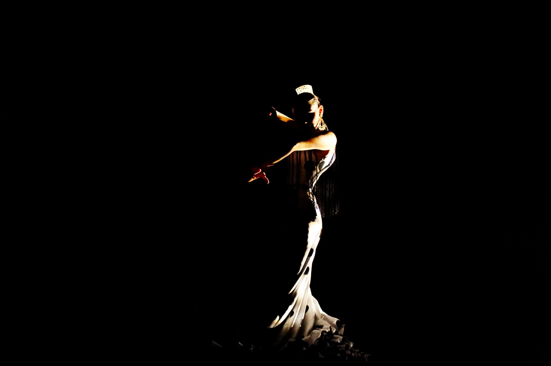 Tatiana Arenkova siluetă în lumina spotluiților, rochie cu volănașe