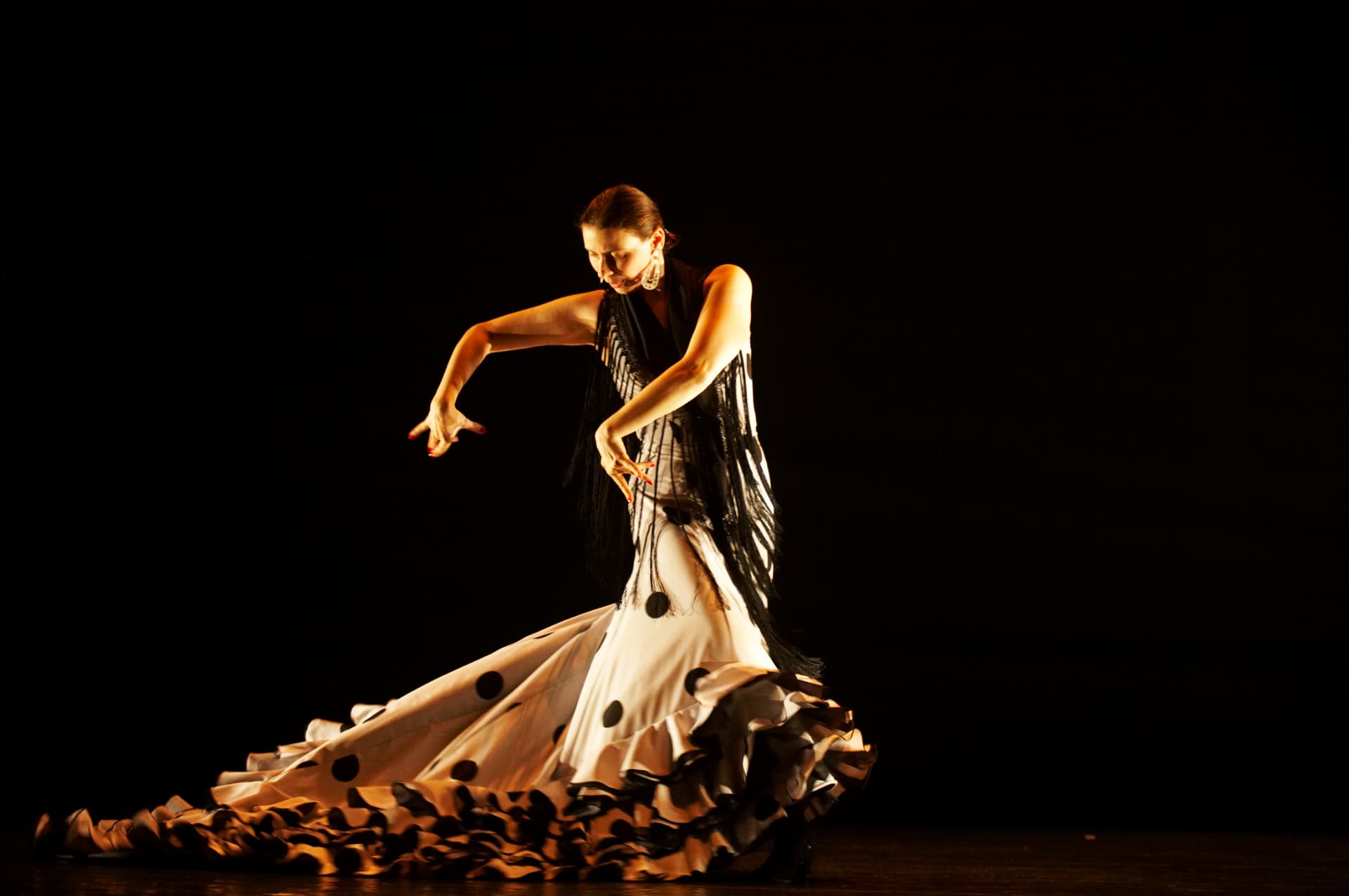 Tatiana Arenkova în spectacol de flamenco alături de parteneră, rochii bordo și roșii