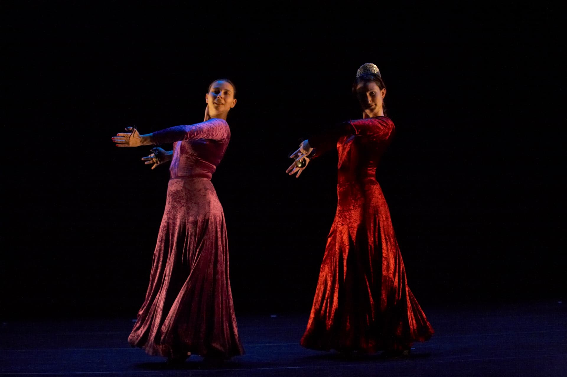 Tatiana Arenkova alături de parteneră, flamenco sincron pe scenă