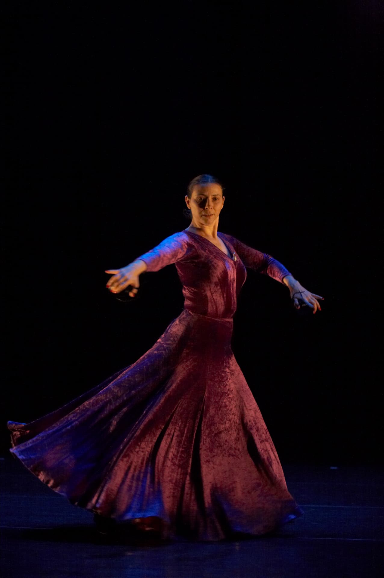 Tatiana Arenkova în rochie bordo, brațe deschise în final de spectacol