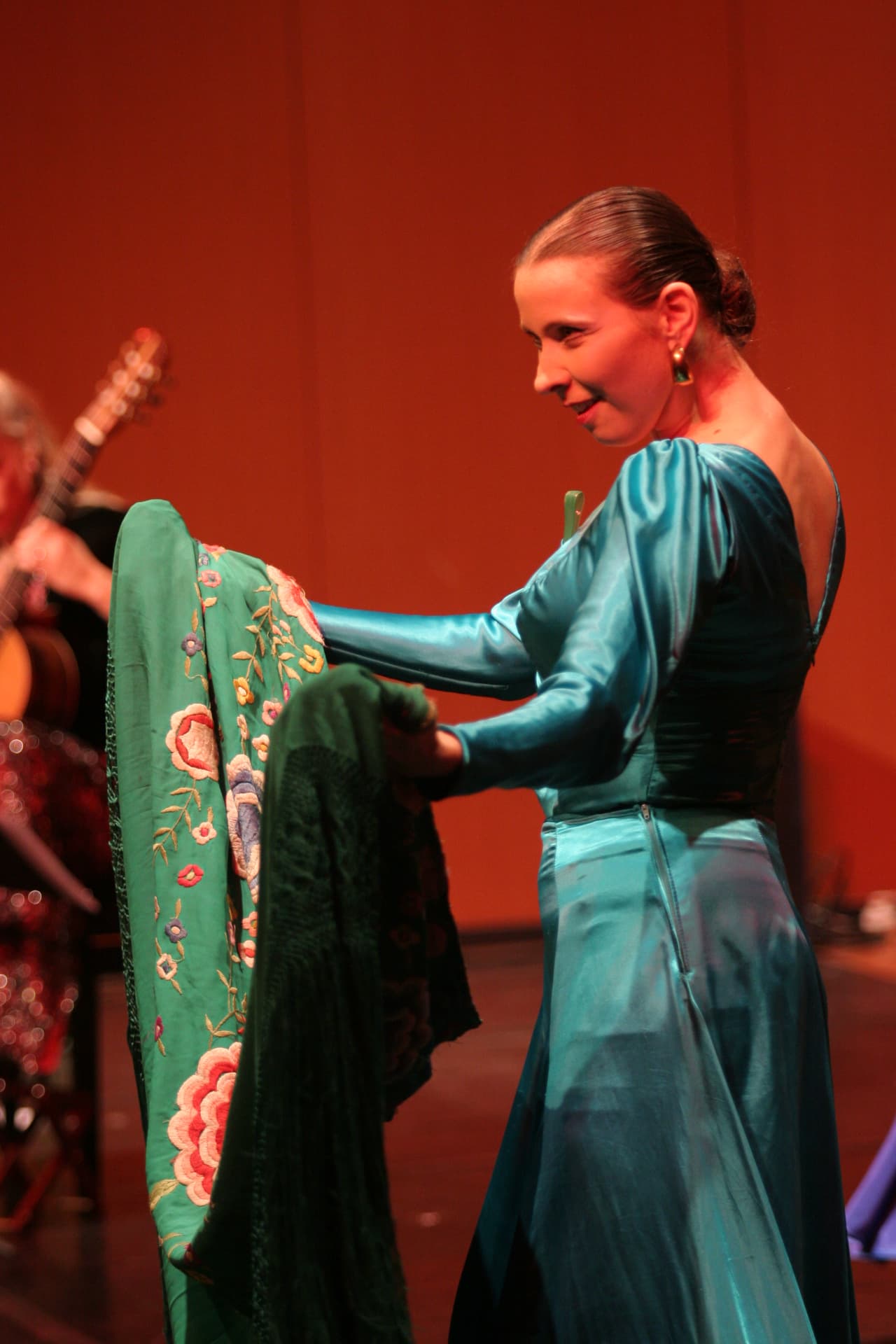 Tatiana Arenkova prezentând un Mantón de Manila verde