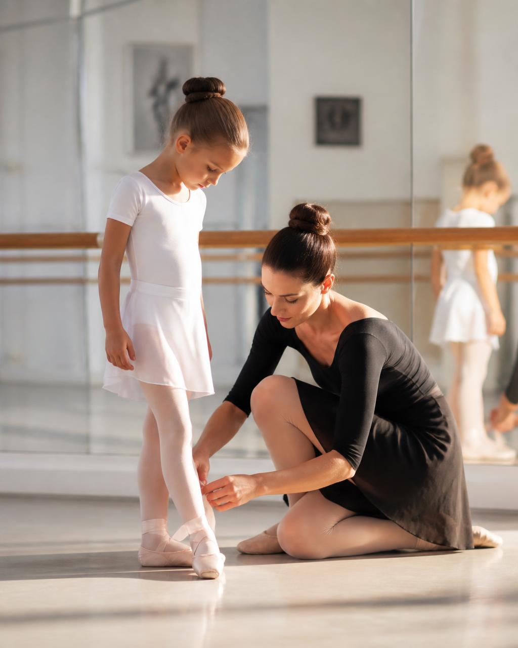 Profesoară ajutând o fetiță să își lege poantele